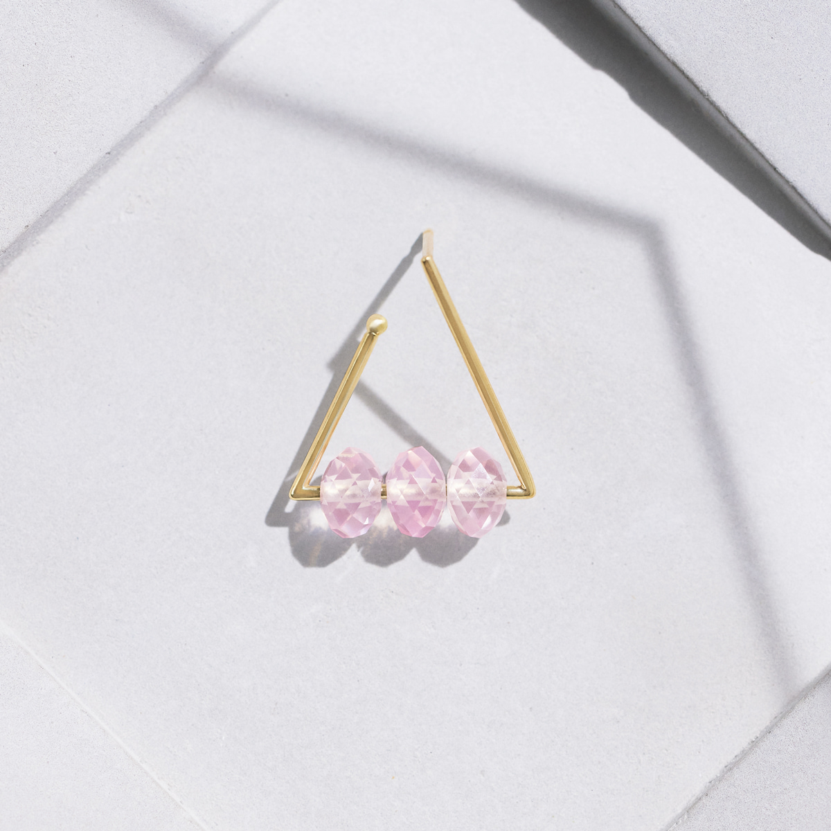 AHKAH spring sequin A-line earring (rose quartz)